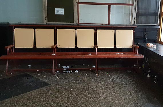 Czytelnik: Dworzec w Kamieniu Pomorskim to melina i noclegownia dla bezdomnych