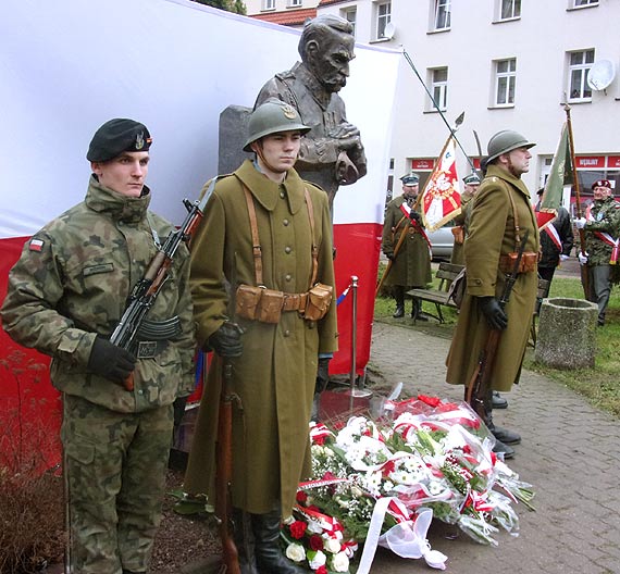 Na placu Niepodlegoci Polski  w Kamieniu Pomorskim, dzi odsonito pomnik Marszaka Jzefa Pisudskiego