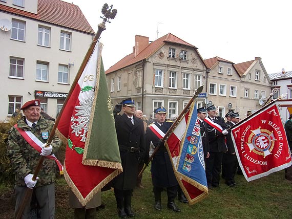 Na placu Niepodlegoci Polski  w Kamieniu Pomorskim, dzi odsonito pomnik Marszaka Jzefa Pisudskiego