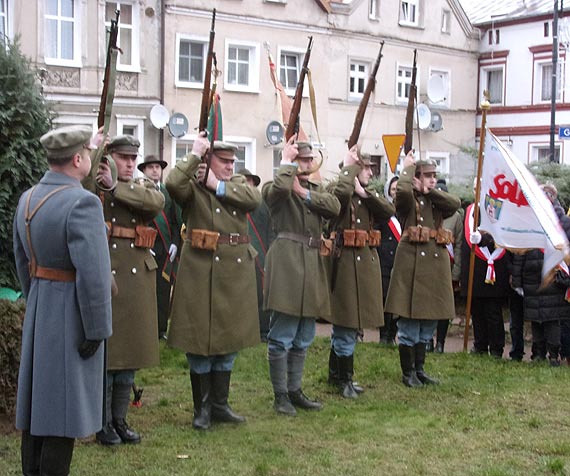 Na placu Niepodlegoci Polski  w Kamieniu Pomorskim, dzi odsonito pomnik Marszaka Jzefa Pisudskiego