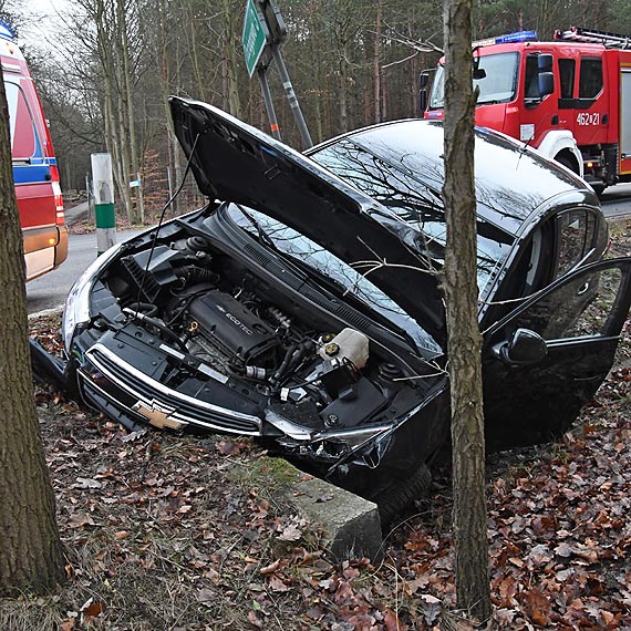  Grony wypadek na drodze midzy Dargobdzem a Midzyzdrojami. Kierowca zabrany helkopterem do szpitala