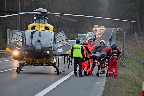  Grony wypadek na drodze midzy Dargobdzem a Midzyzdrojami. Kierowca zabrany helkopterem do szpitala