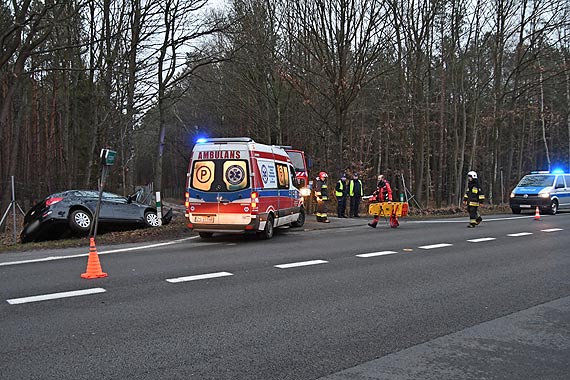  Grony wypadek na drodze midzy Dargobdzem a Midzyzdrojami. Kierowca zabrany helkopterem do szpitala