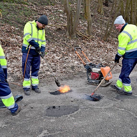 Stara droga potrzebuje nie tylko naprawy, ale remontu kapitalnego