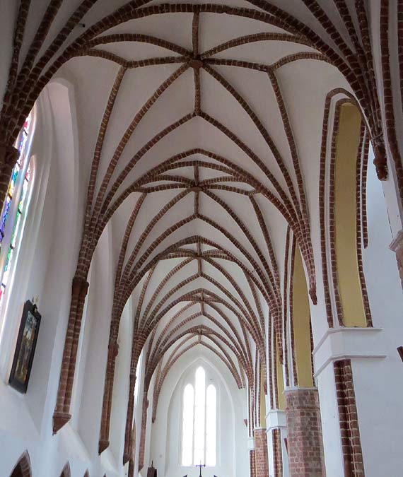 Z cyklu „Okiem pana Marcina” - Nawy kamie�skiej katedry