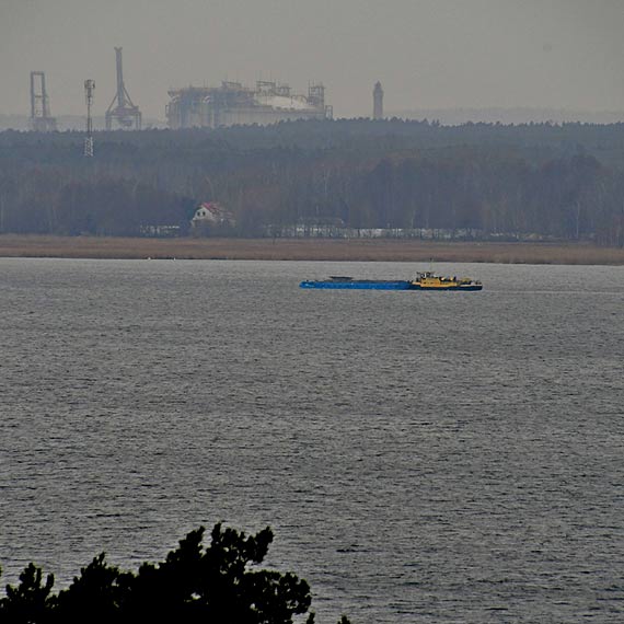 Prefabrykaty do przystani w �unowie ju� p�yn�