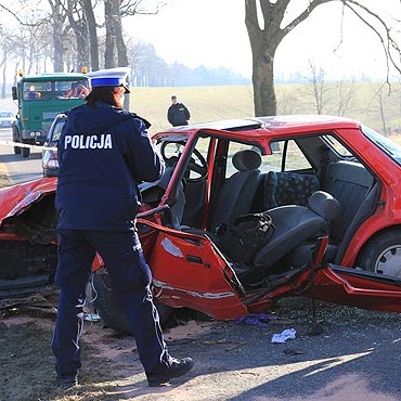 Tragedia pod Trzebieszewem. Zginął po uderzeniu w drzewo