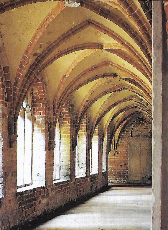 „Okiem Pana Marcina” przyjrzyjmy si� wirydarzowi, kru�gankom i skarbcowi kamie�skiej katedry