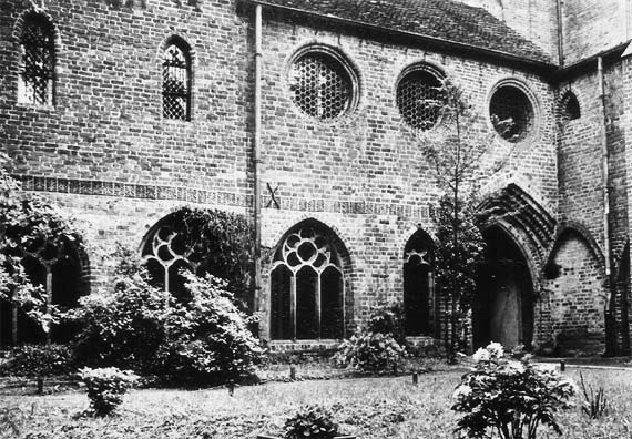 „Okiem Pana Marcina” przyjrzyjmy si� wirydarzowi, kru�gankom i skarbcowi kamie�skiej katedry