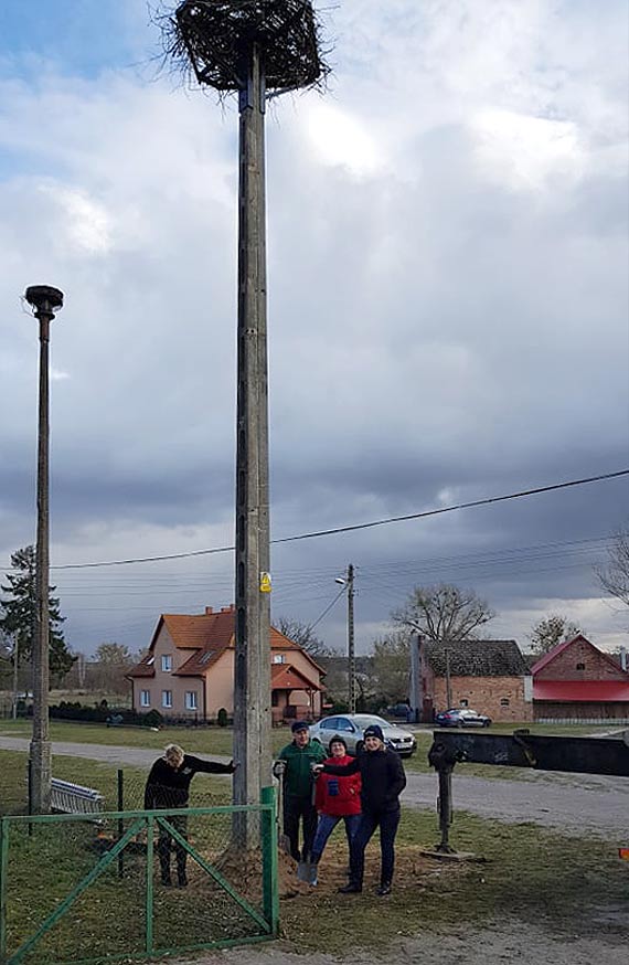 Mieszkańcy i strażacy ze Skoszewa zaprosili bociany