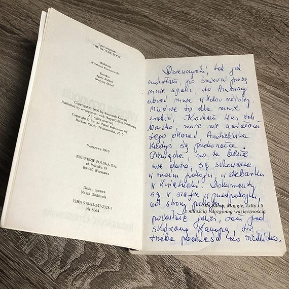 „Do trumny ubierzcie mnie na r�owo”. Wzruszaj�cy list pacjentki zapisany na kartkach ksi��ki