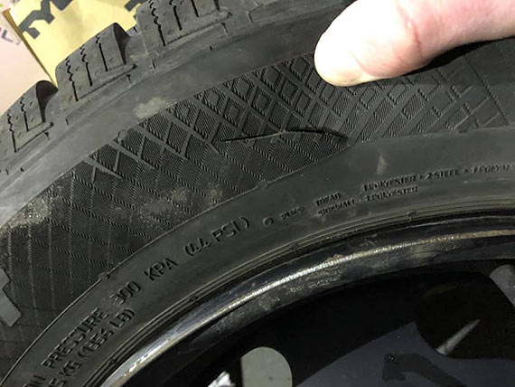 Najpierw spalili mu auto, teraz tn� opony. Na w�jta �wierzna zasadzi� si� psychopata