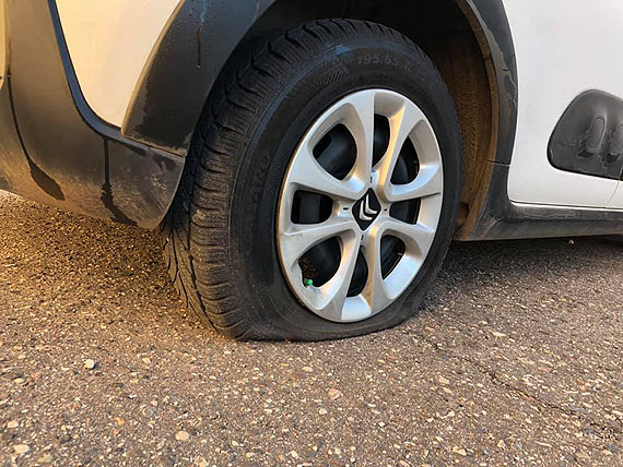 Najpierw spalili mu auto, teraz tn� opony. Na w�jta �wierzna zasadzi� si� psychopata