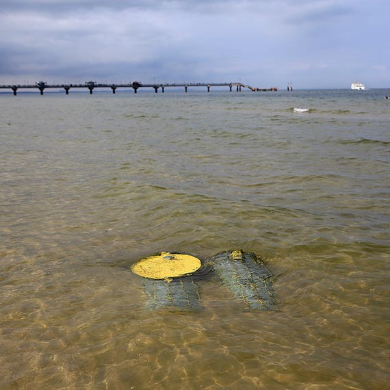 Krótka pamięć służb…. Pojemniki na śmieci rozsypują się w wodach miejskiej plaży!