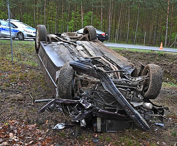 Kierujcy nie zapanowa nad samochodem. Auto dachowao