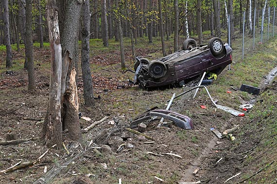 Kierujcy nie zapanowa nad samochodem. Auto dachowao