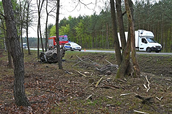 Kierujcy nie zapanowa nad samochodem. Auto dachowao