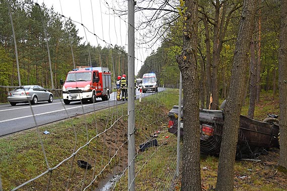 Kierujcy nie zapanowa nad samochodem. Auto dachowao