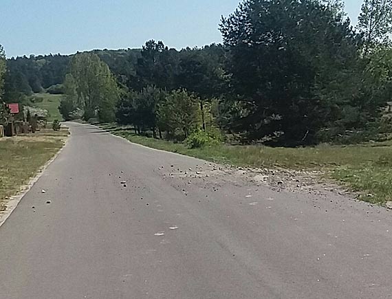 Kamienie na ulicy �wirowej w Wicku - uboczny efekt po przeje�d�aj�cych quadach