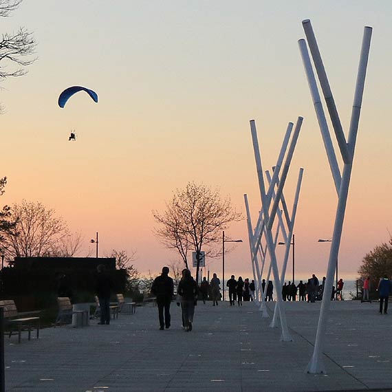 Mi�kkie l�dowanie paralotniarza do wody