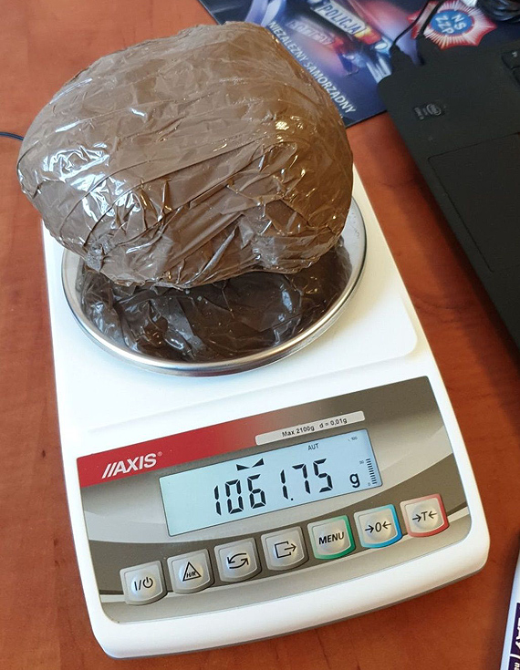 Policjanci zatrzymali dwch poszukiwanych i zabezpieczyli ponad kilogram narkotykw