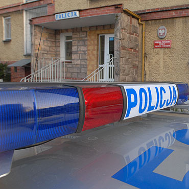 Poszukiwany zrani noem policjanta i podpali mieszkanie