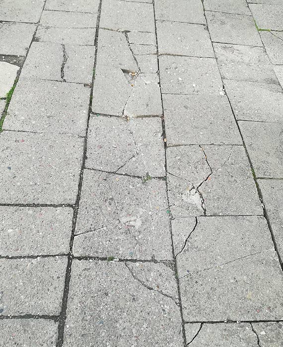 Na ulicy Dworcowej w Kamieniu Pomorskim czyhaj� niebezpiecze�stwa