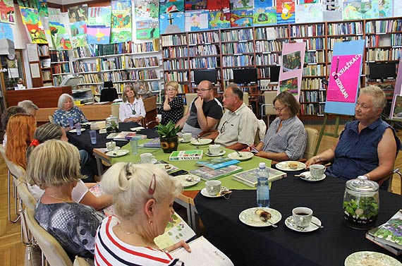 Spotkanie Dyskusyjnego Klubu Ksiki w midzyzdrojskiej bibliotece