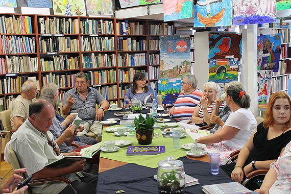 Spotkanie Dyskusyjnego Klubu Ksiki w midzyzdrojskiej bibliotece