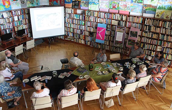 Spotkanie Dyskusyjnego Klubu Ksiki w midzyzdrojskiej bibliotece