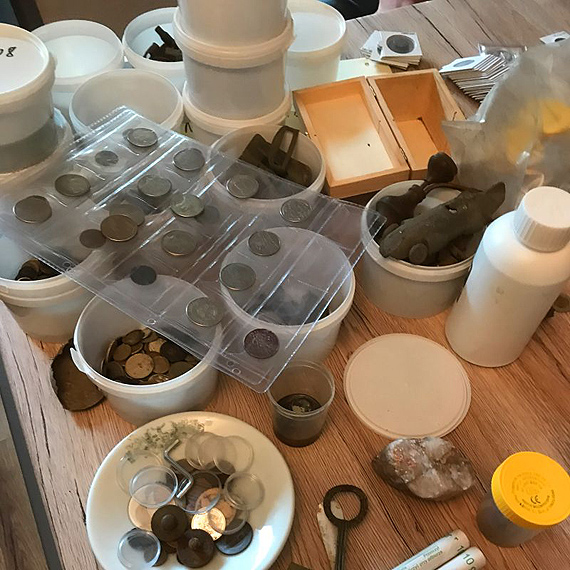 Policjanci zabezpieczyli zabytkowe, nielegalnie pozyskane monety, w tym denara sprzed 2 tys. lat