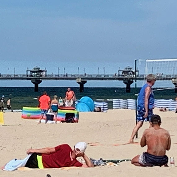 Piwko kr��y na pla�y. Mimo zakazu