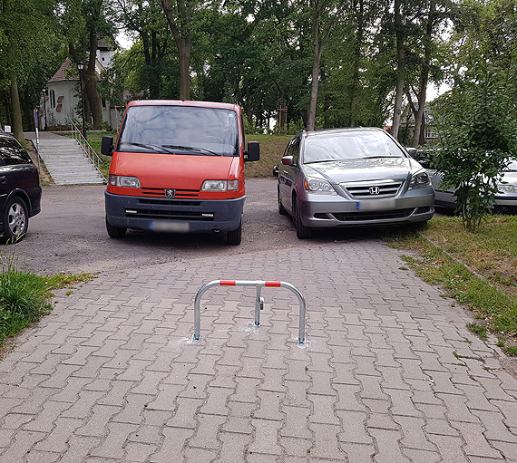 Go�cie uzdrowiska blokuj� mieszka�com wjazd na ich posesj�