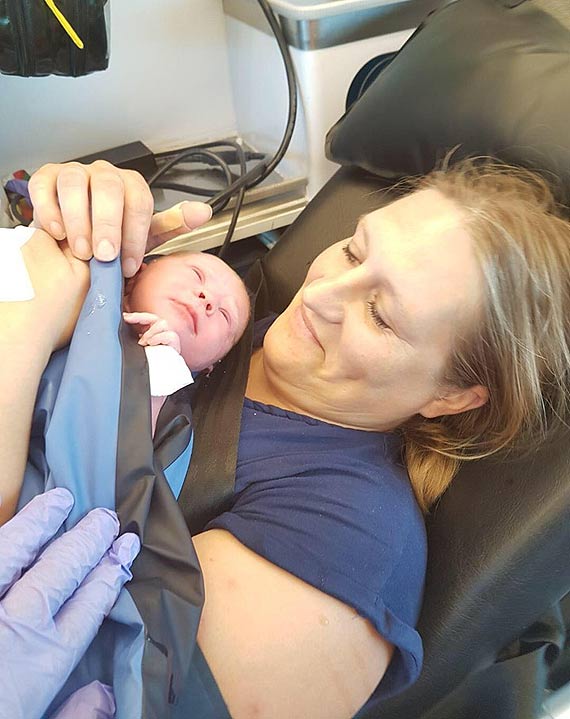 W karetce, podczas transportu, kobieta urodzi�a c�reczk�