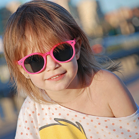 Dziecko na plaży – jak skutecznie chronić wzrok naszej pociechy?