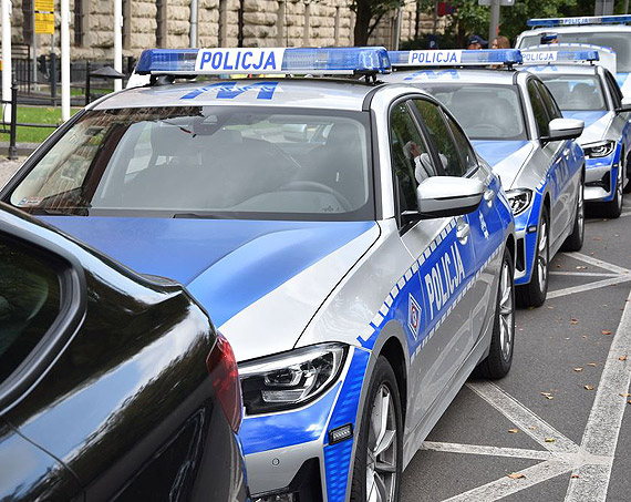 Nowi policjanci ślubowali, doświadczeni odebrali medale, a do jednostek w garnizonie przekazano 7 nowych radiowozów