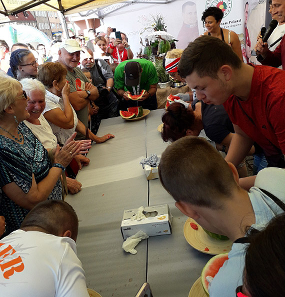 Konkurs na najszybciej zjedzonego arbuza