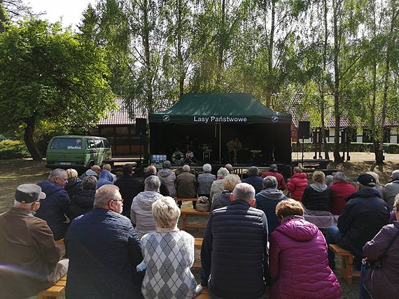 Wakacje warto sp�dzi� w lesie