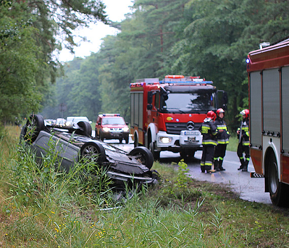 Samoch�d dachowa� na zakr�cie