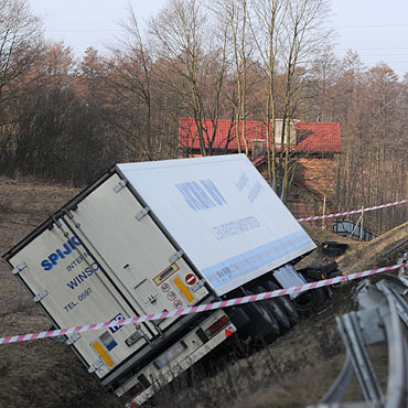 Midzyzdroje: Tir spad ze skarpy. Kabina wbia si w ziemi