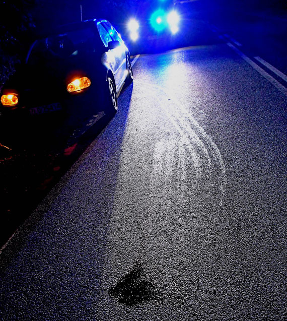 Kierowca zniszczy� silnik na progu zwalniaj�cym w Wicku. Mieszka�cy od dawna apelowali o jego rozebranie