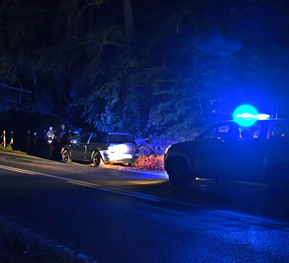 Kierowca zniszczy� silnik na progu zwalniaj�cym w Wicku. Mieszka�cy od dawna apelowali o jego rozebranie