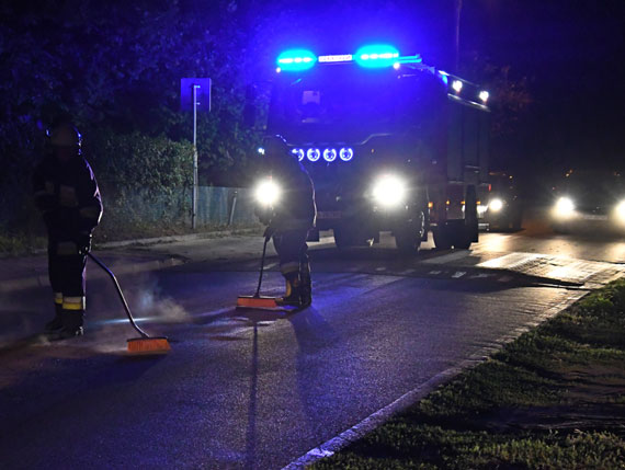 Kierowca zniszczy� silnik na progu zwalniaj�cym w Wicku. Mieszka�cy od dawna apelowali o jego rozebranie