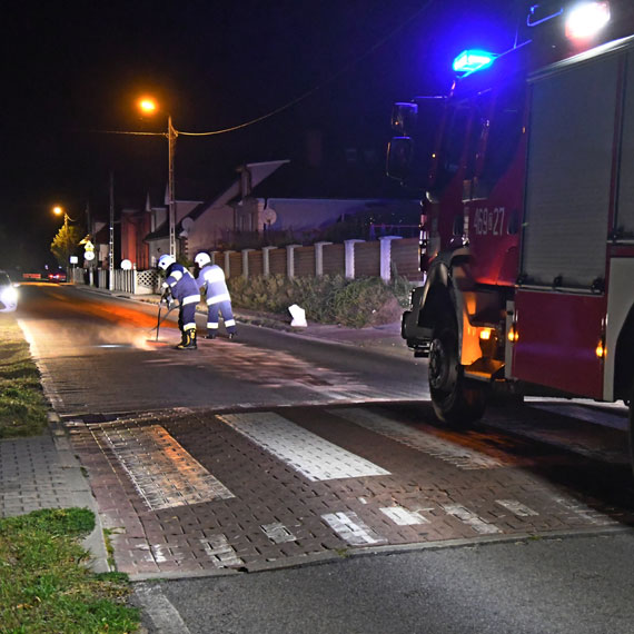 Kierowca zniszczy� silnik na progu zwalniaj�cym w Wicku. Mieszka�cy od dawna apelowali o jego rozebranie