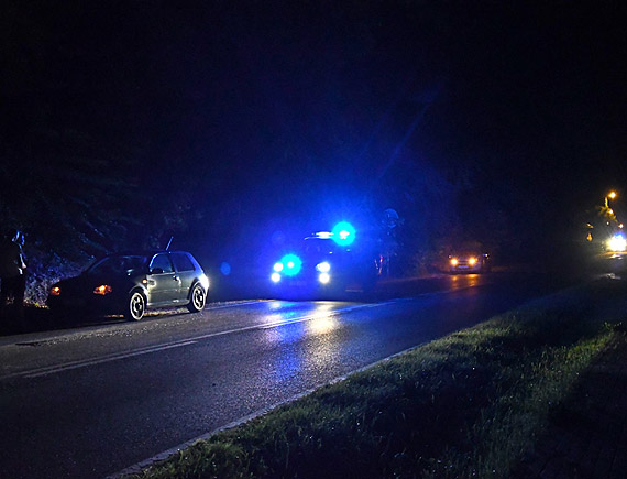 Kierowca zniszczy� silnik na progu zwalniaj�cym w Wicku. Mieszka�cy od dawna apelowali o jego rozebranie