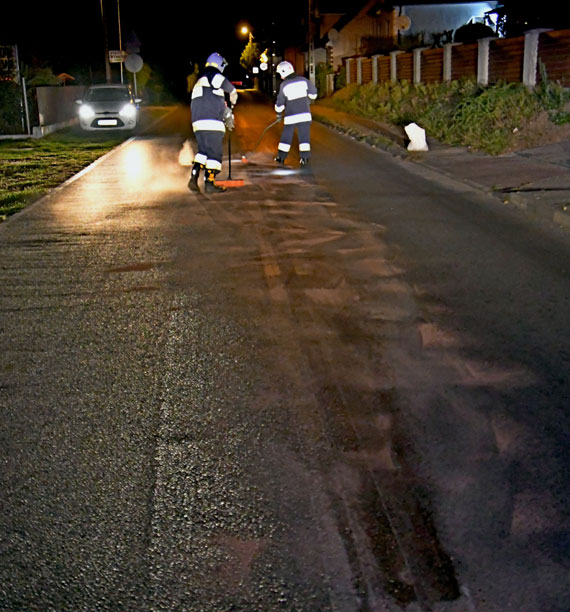 Kierowca zniszczy� silnik na progu zwalniaj�cym w Wicku. Mieszka�cy od dawna apelowali o jego rozebranie