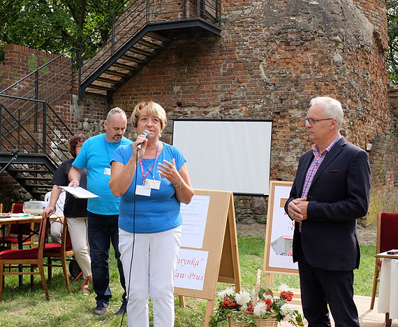 Wsp�lne biesiadowanie na wzg�rzu zamkowym