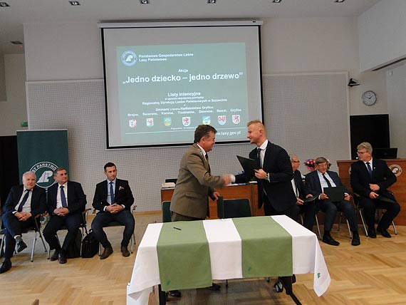 „Jedno dziecko – jedno drzewo” w gminie wierzno