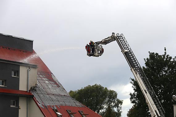 Po�ar w szkole podstawowej w �wierznie! W budynku by�o kilkadziesi�t dzieci! Zobacz film! 