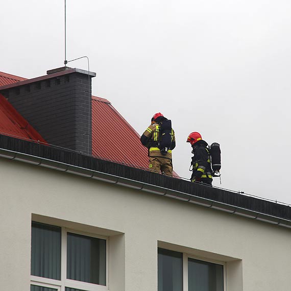 Po�ar w szkole podstawowej w �wierznie! W budynku by�o kilkadziesi�t dzieci! Zobacz film! 